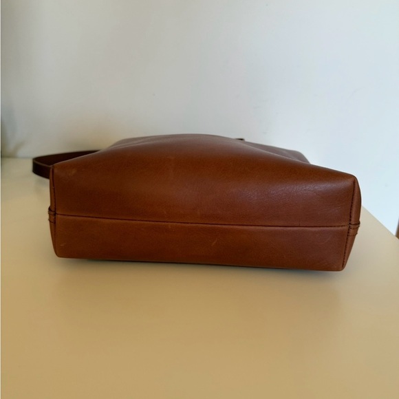 Madewell The Small Transport Crossbody Bag in English Saddle Leather - Picture 4 of 6